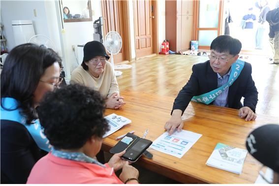 안형준 국가데이터처장이 지난 24일 우리나라 최남단 마라도 경로당에서 마을 주민들을 대상으로 2025년 인구주택총조사 온라인 조사를 시연하고 있다.