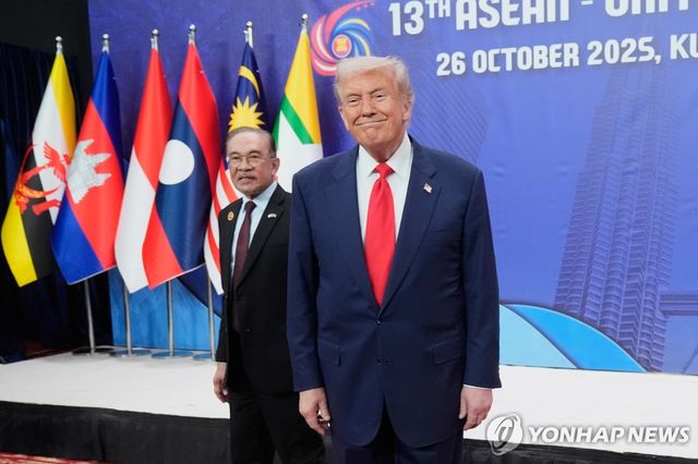 웃어보이는 트럼프