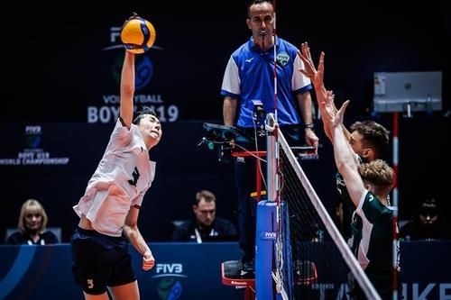 U-19 세계선수권에서 스파이크하는 방강호(왼쪽)