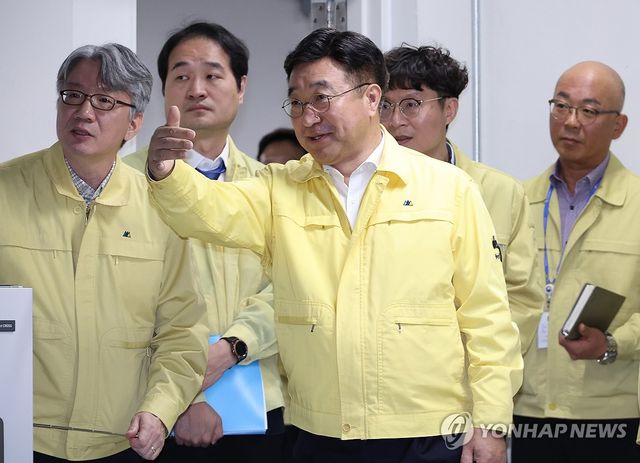 윤호중 장관, 국가정보자원관리원 공주센터 방문