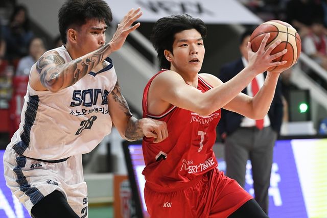 정관장의 표승빈(오른쪽)