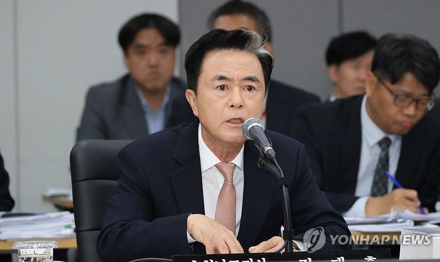 답변하는 김태흠 지사