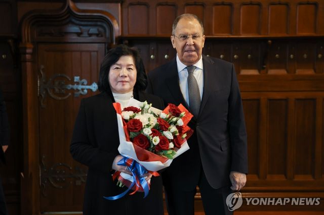 세르게이 라브로프 러시아 외무장관에게 꽃다발 받은 최선희 북한 외무상