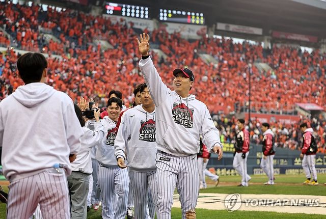 손 흔드는 김현수