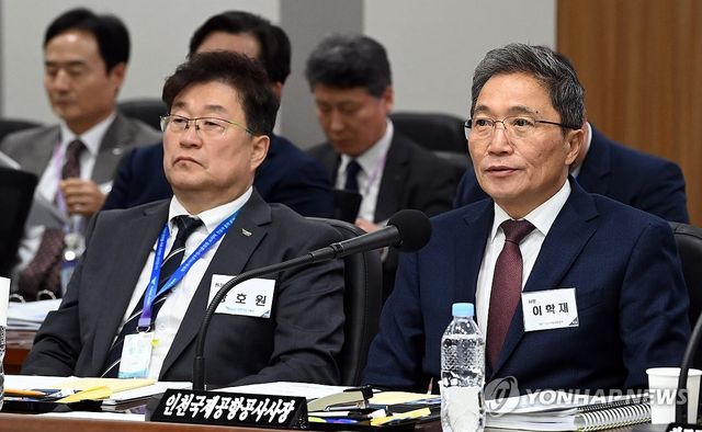 질의에 답하는 이학재 인천공항 사장