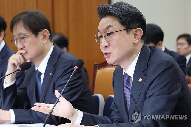 답변하는 이억원 금융위원장