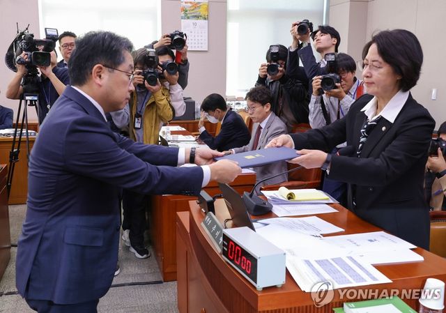 선서문 제출하는 노만석 검찰총장 직무대행