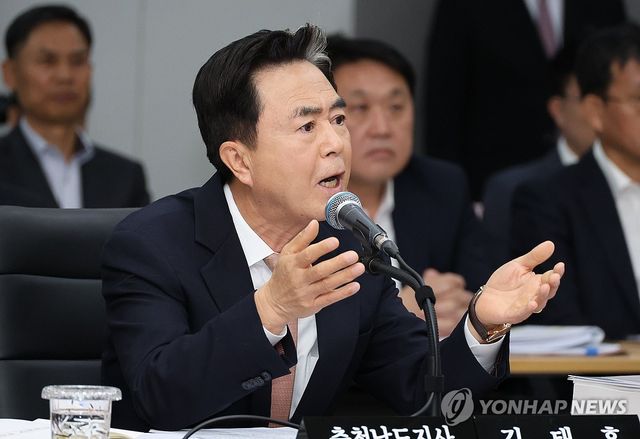 답변하는 김태흠 지사