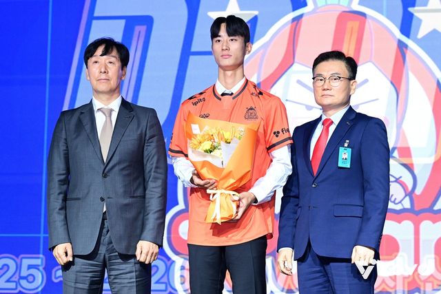 신영철 OK저축은행 감독(맨 왼쪽)과 신인 3순위 지명을 받은 박인우(중앙) 