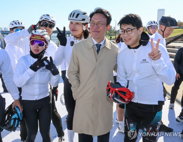 대원들과 기념 촬영하는 김민석 국무총리