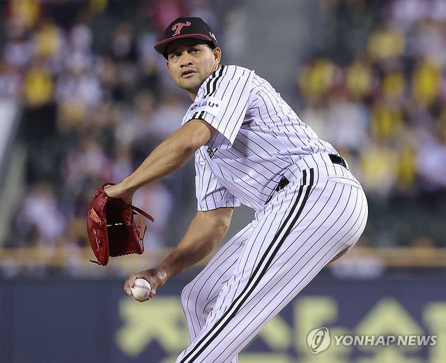 역투하는 LG 선발 치리노스