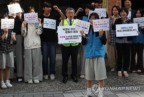 혐중시위 중단 위한 캠페인 나선 학생들