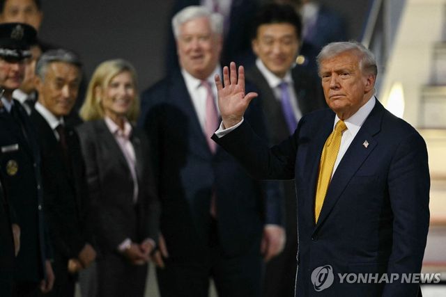 27일 일본 도쿄 하네다 공항에 도착해 손을 흔드는 도널드 트럼프 미국 대통령. [AFP=연합뉴스. 재판매 및 DB 금지]