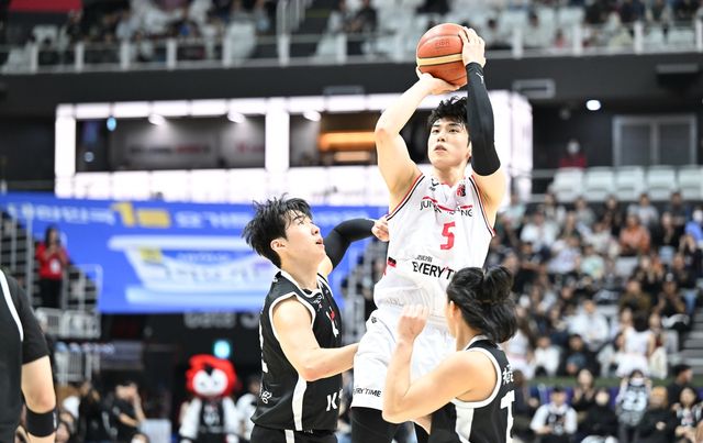 정관장 변준형의 슛