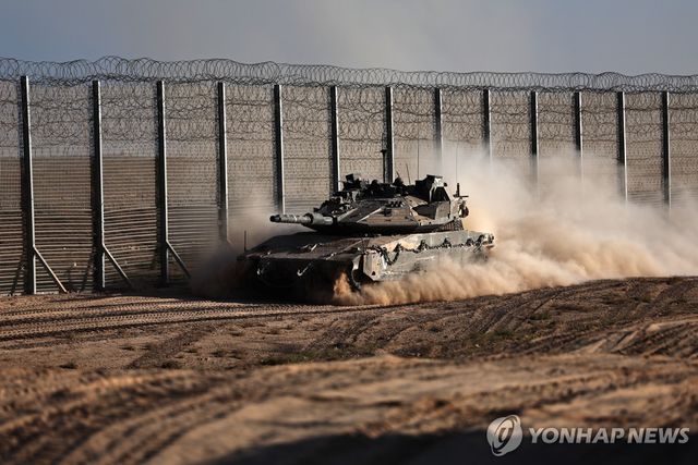 이스라엘 남부 가자지구 국경 근처에서 기동하는 이스라엘군 탱크
