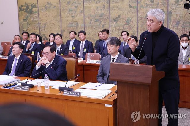 '지도자 가혹행위' 관련 질의에 답하는 박세우 빙상연맹 전무