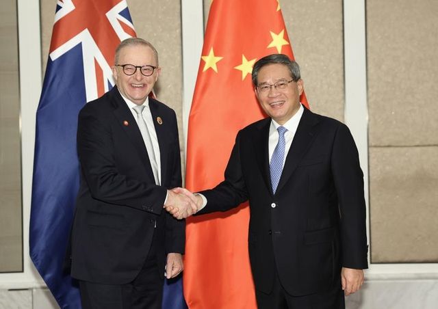 말레이시아 쿠알라룸푸르에서 만난 앨버니지 호주 총리(왼쪽)와 리창 중국 총리