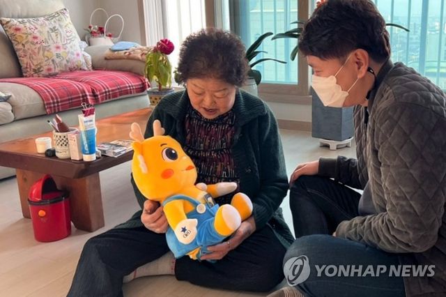 어르신 외로움 덜어드리는 AI 말동무 인형
