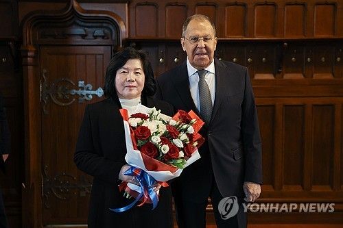 세르게이 라브로프 러시아 외무장관에게 꽃다발 받은 최선희 북한 외무상
