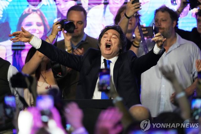 중간선거 여당 승리에 환호하는 밀레이 아르헨티나 대통령