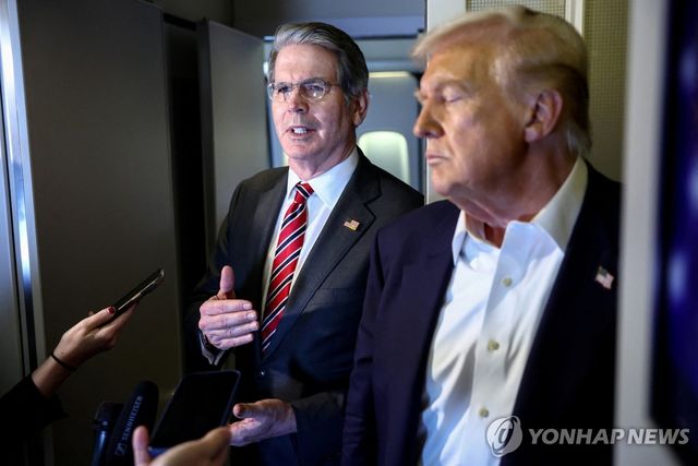 기내서 취재진 질문 받는 트럼프 미국 대통령과 베선트 재무장관
