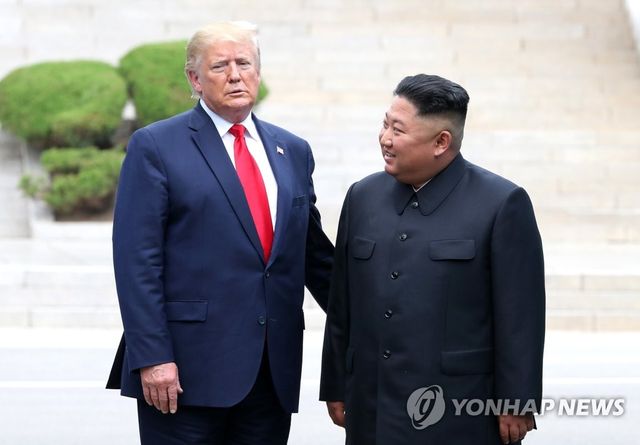 2019년 판문점서 만난 김정은과 트럼프