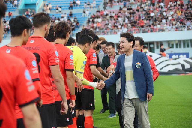 강원FC 선수 격려하는 김진태 도지사