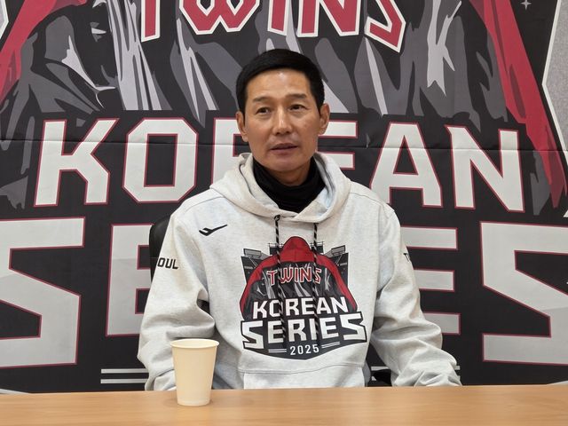 인터뷰하는 염경엽 LG 감독