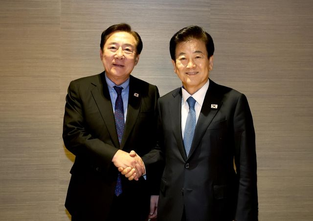 김기문 중기중앙회장(왼쪽)과 정동영 통일부 장관