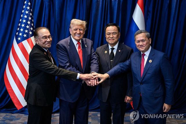 트럼프 대통령과 말레이시아(왼쪽부터), 태국, 캄보디아 정상들