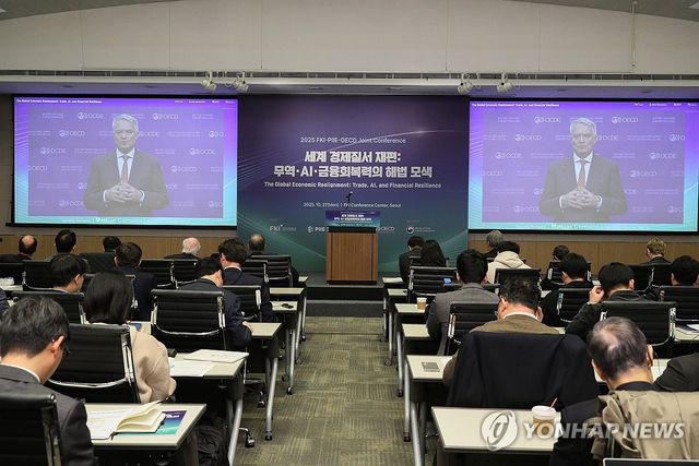 인사말 하는 마티아스 코만 OECD 사무총장