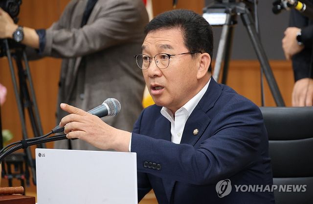 질타하는 신정훈 위원장