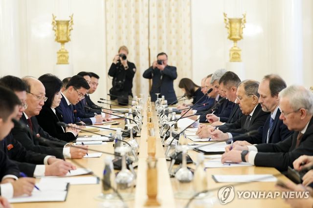 회담하는 세르게이 라브로프 러시아 외무장관과 최선희 북한 외무상