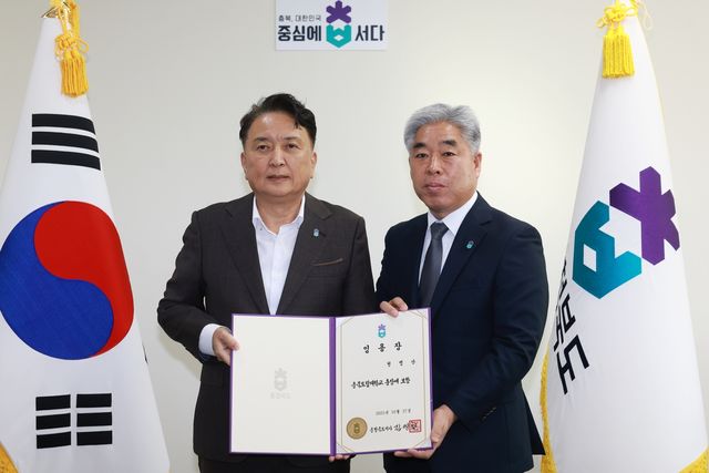 왼쪽부터 김영환 충북지사, 천범산 충북도립대 총장