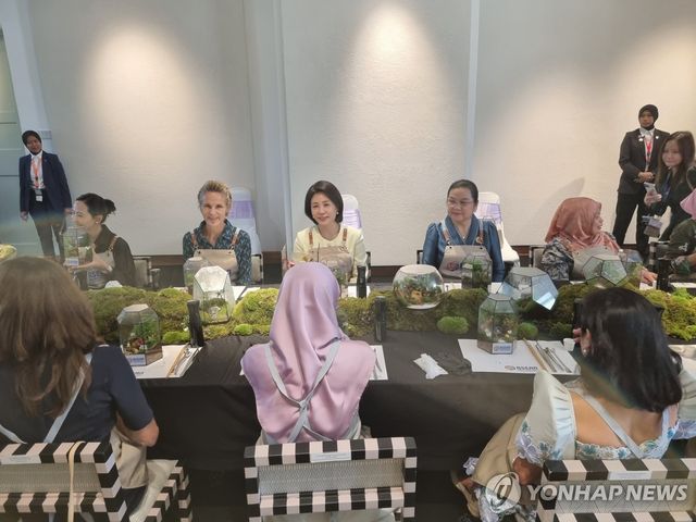 김혜경 여사, 아세안 정상회의 배우자 행사 참석