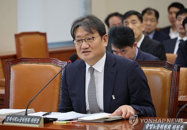 답변하는 권기섭 경제사회노동위원회 위원장