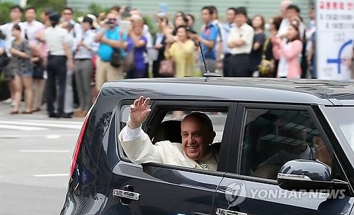 손 흔드는 프란치스코 교황(2014년)