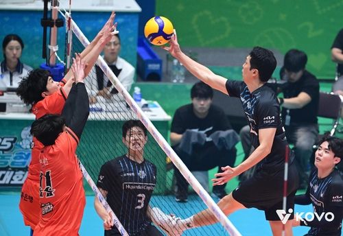 현대캐피탈과 OK저축은행의 컵대회 개막전 경기 장면