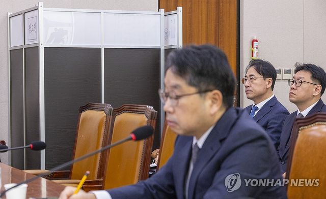 참고인 얼굴 보호 위해 국정감사장에 쳐진 가림막