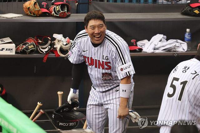 적시타 친 김현수, 후련한 웃음