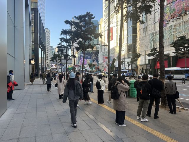 급작스러운 추위가 찾아온 10월 27일 오전 명동 거리의 모습