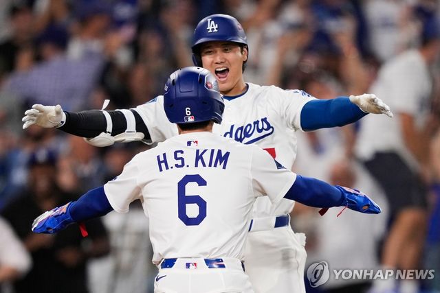 환호하는 오타니(뒤)와 김혜성