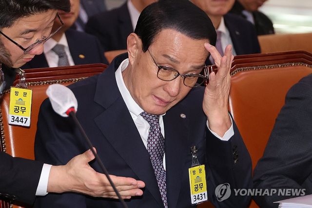 답변 준비하는 노동진 수협중앙회장