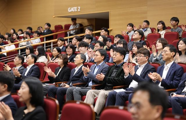 KAIST 서용석 교수 강연을 듣는 임광현 국세청장(가운데)과 직원들