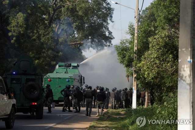 26일(현지시간) 야권 지지 시위 진압하는 카메룬 경찰