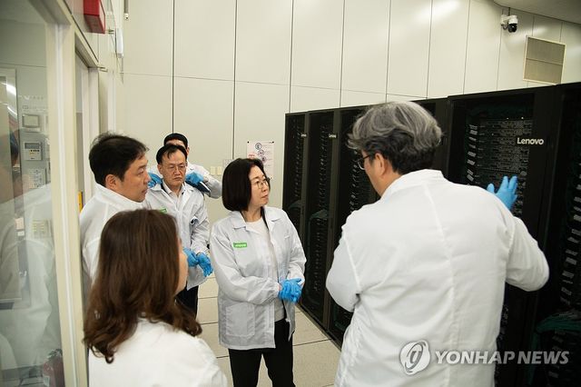 이미선 기상청장이 22일 충북 청주시 국가기상슈퍼컴퓨터센터에서 슈퍼컴퓨터 운영설비의 안전성을 점검하고 있다. [기상청 제공. 재판매 및 DB 금지]