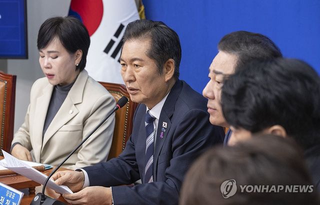 최고위원회의에서 발언하는 정청래 대표