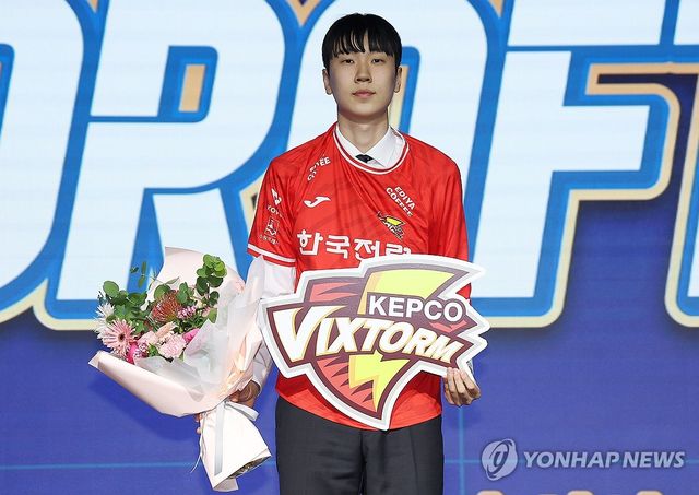 한국전력에 1라운드 1순위 지명받은 방강호