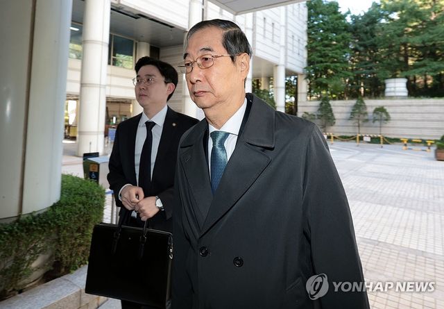 한덕수 전 총리, 내란 우두머리 방조 재판 출석