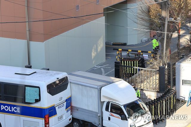 서울서부지법 후문 통제 중